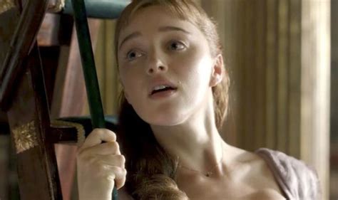 phoebe dynevor naked|Bridgerton: Phoebe Dynevors First Scene Shot Was Oral Sex。